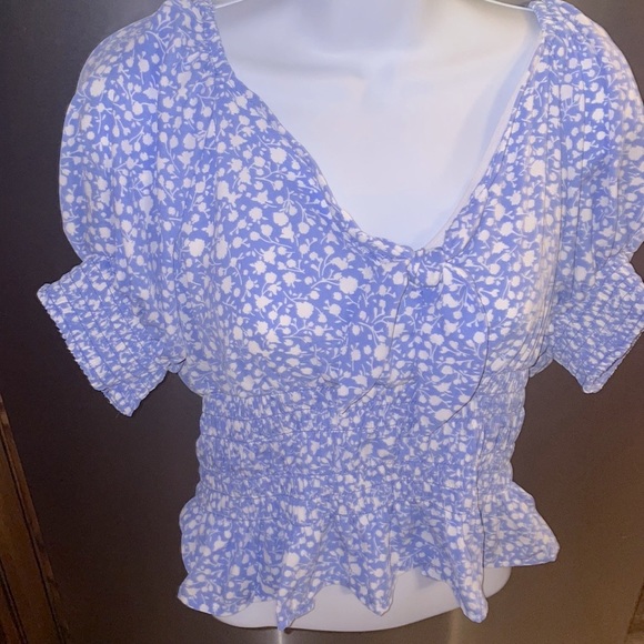 ๐ซSOLD๐ซ Periwinkle Floral Crop Top ๐ - Picture 5 of 15
